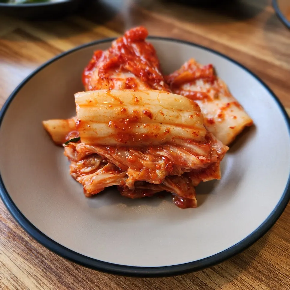 Kkakdugi served alongside the galbitang