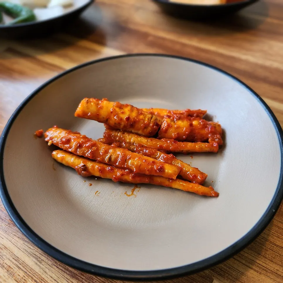 Sharp, tangy seasoned deodeok side dish