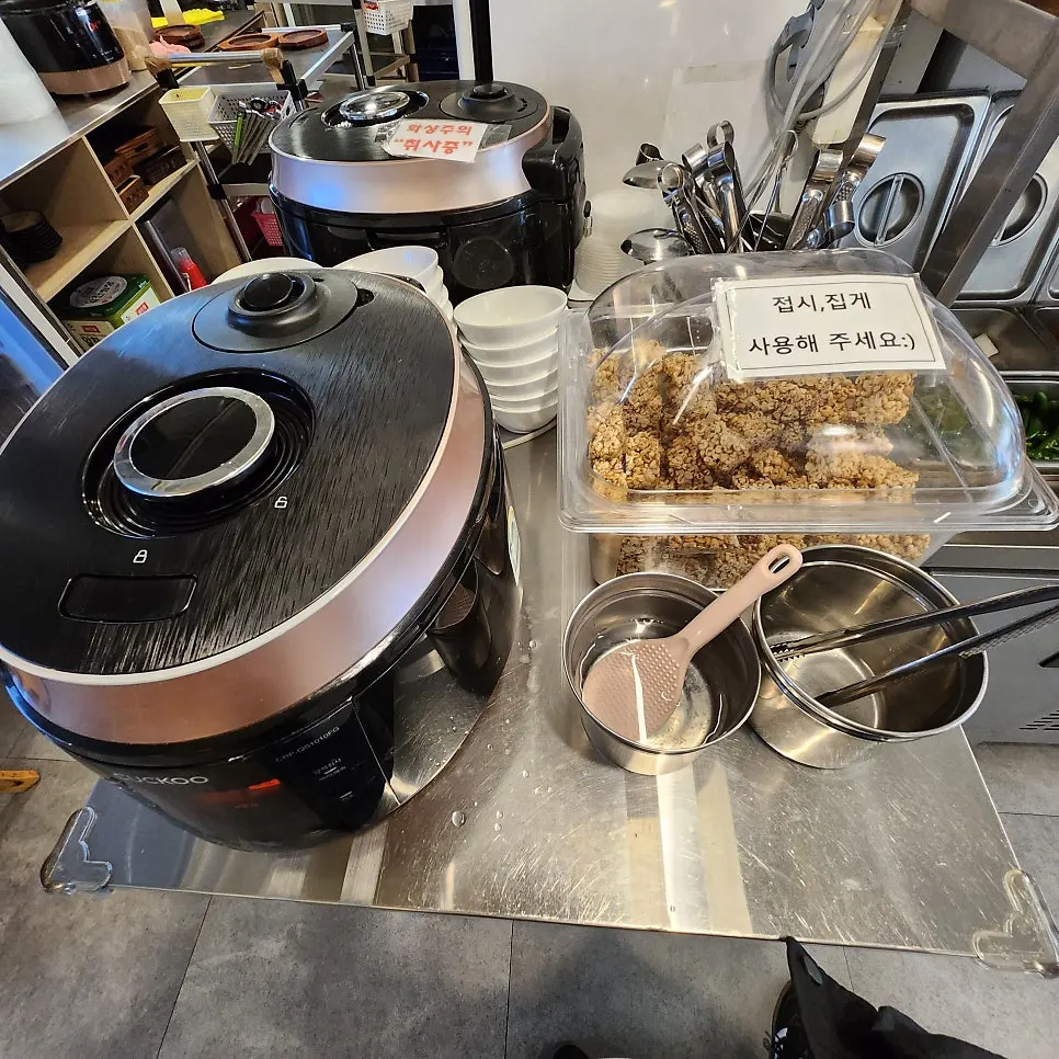 Rice warmer set up for unlimited rice refills