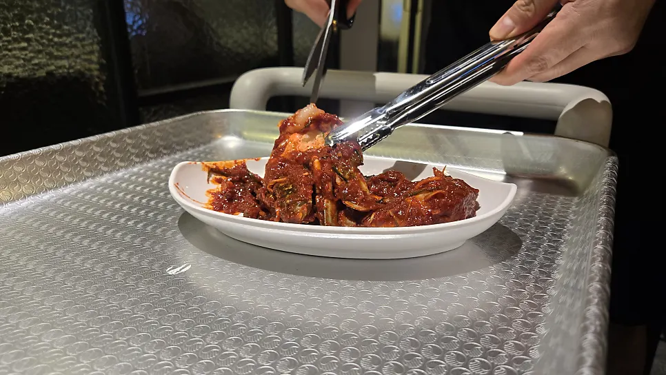 잘게 잘라 내어준 양념게장