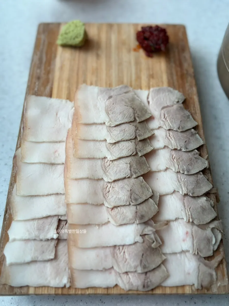 Plate of thinly sliced dombe naengsuyuk