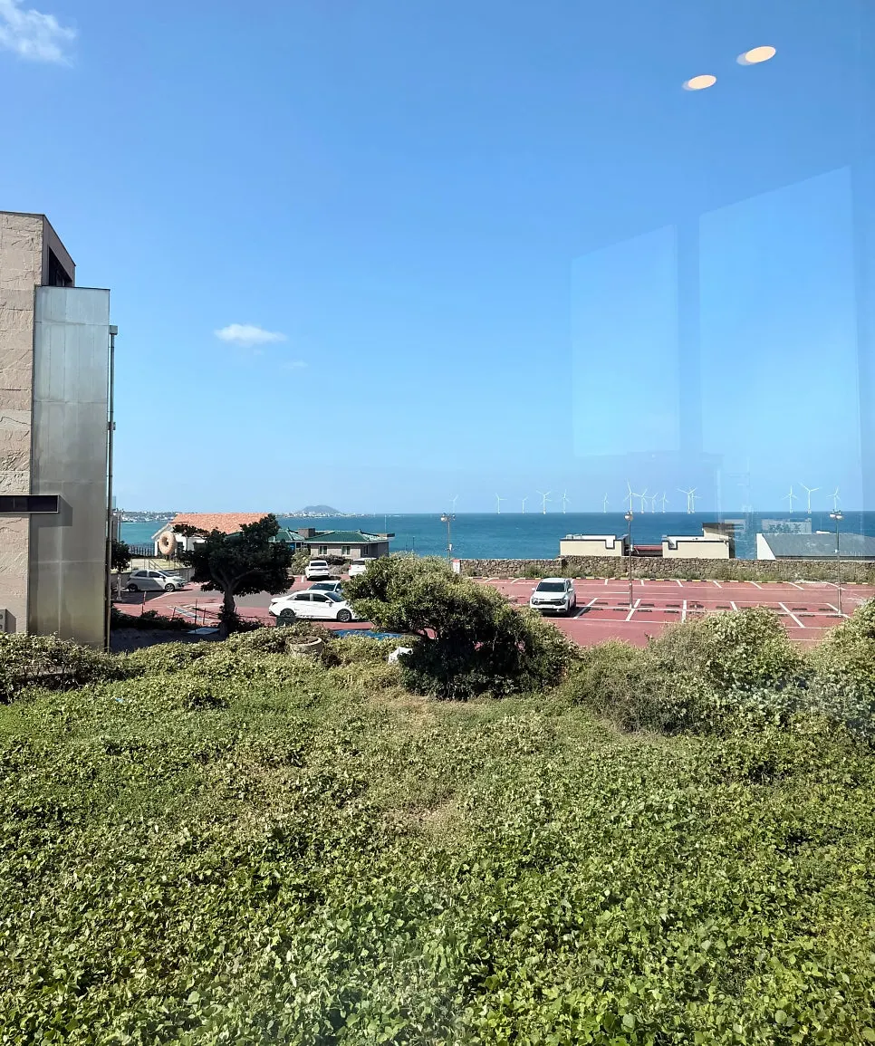 Handam Guksu Gwakji Aewol Branch exterior by the sea