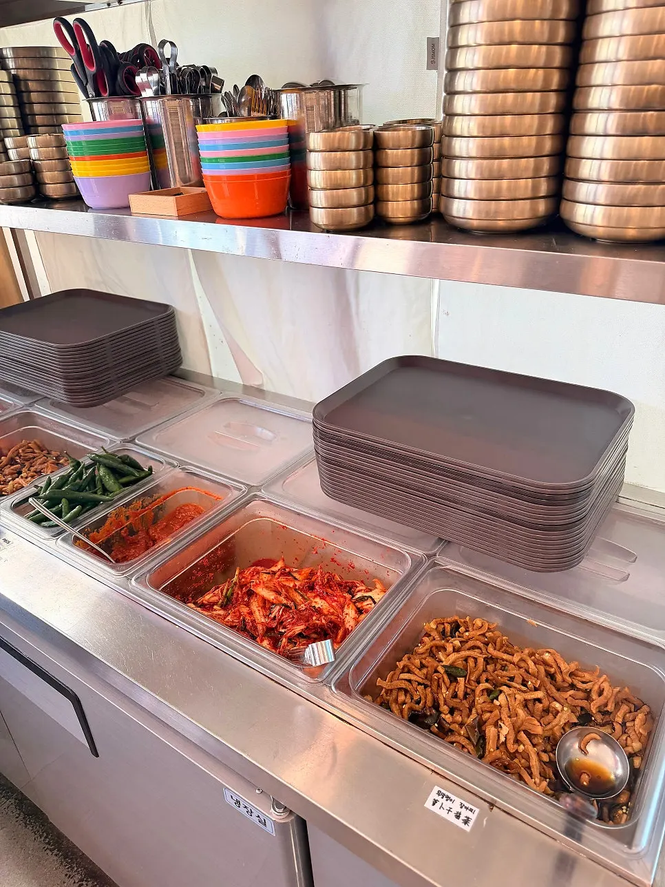 Side dishes set before the noodle meal