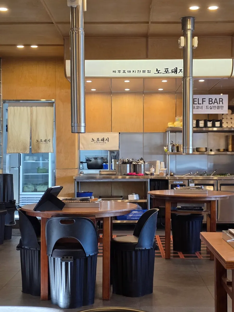 テーブル間隔がゆったりした店内座席