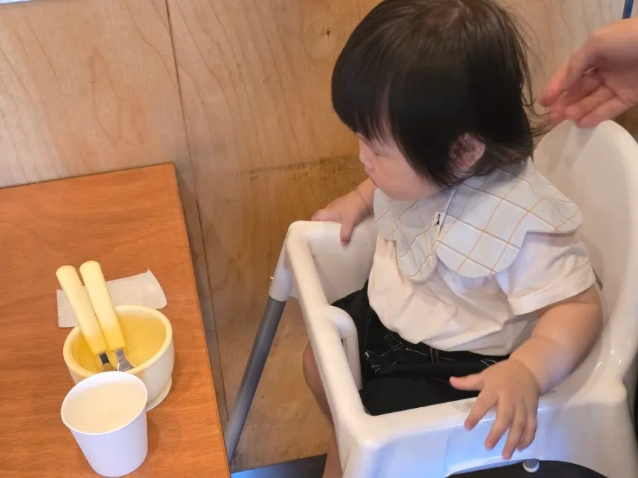 ベビーチェアが置かれたテーブル