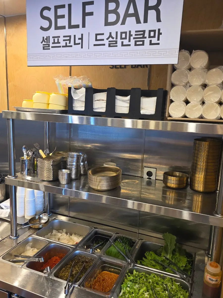 セルフバーに置かれたベビー食器とストロー