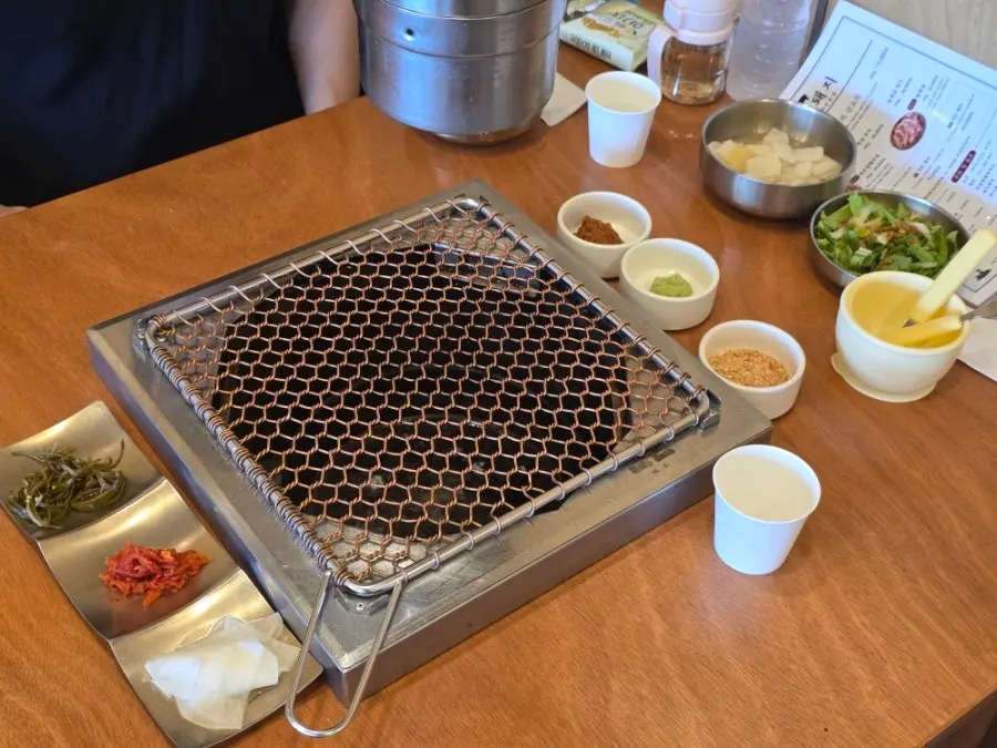 付け合わせと薬味が並んだ食卓