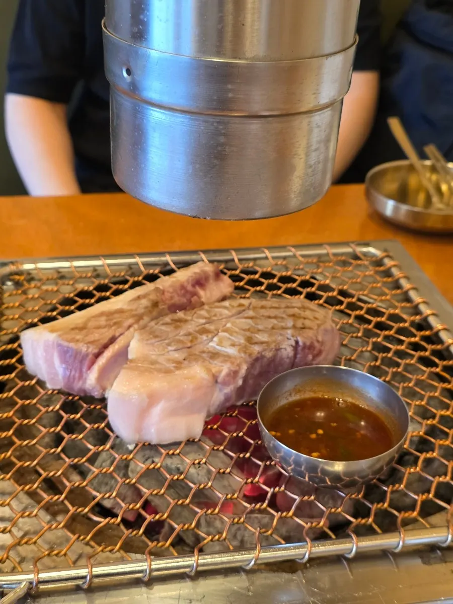 網の上で下焼きされた黒豚
