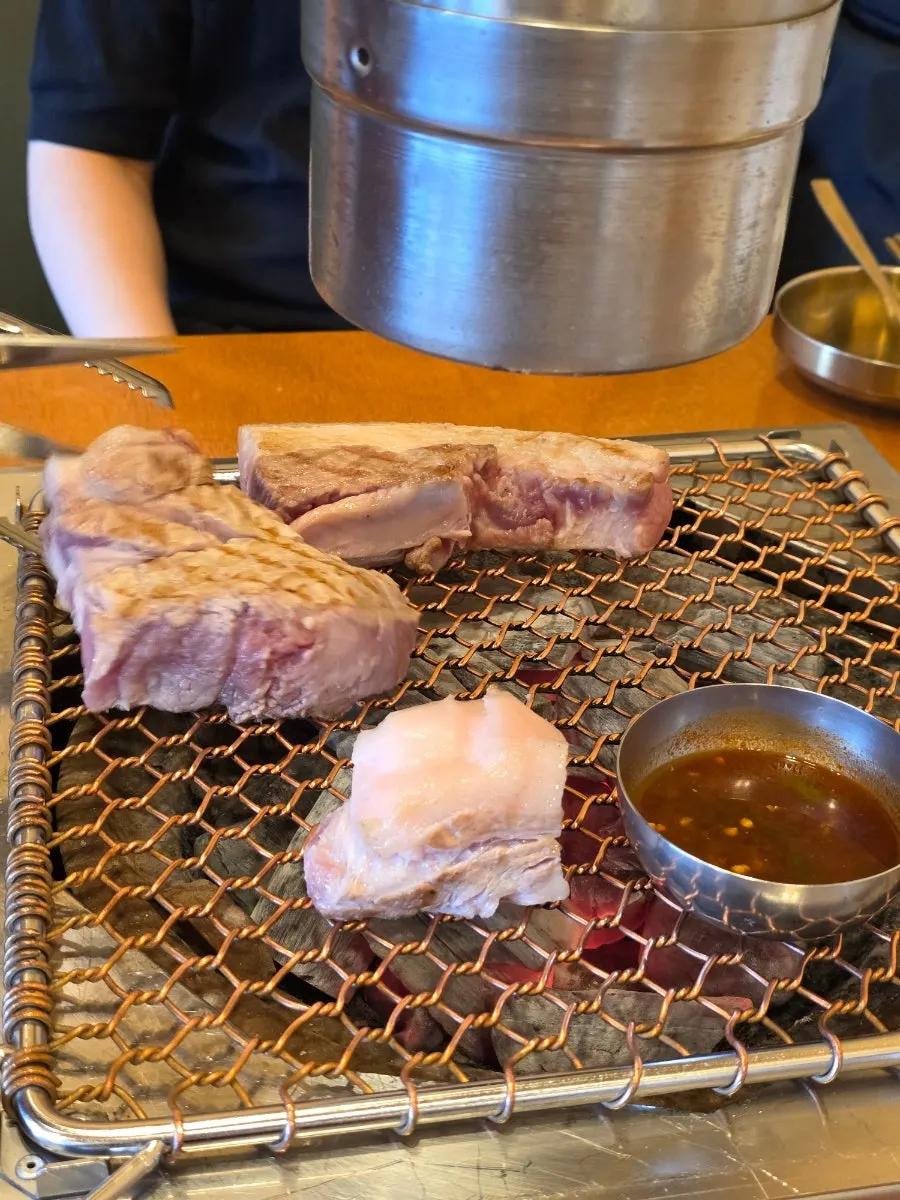 店員が焼いてくれた黒豚グンコギ