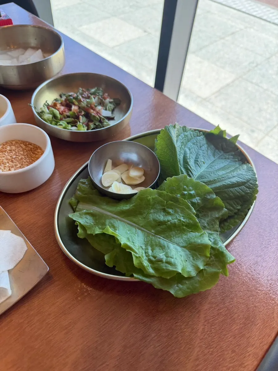 Wrap vegetables from the self-serve bar