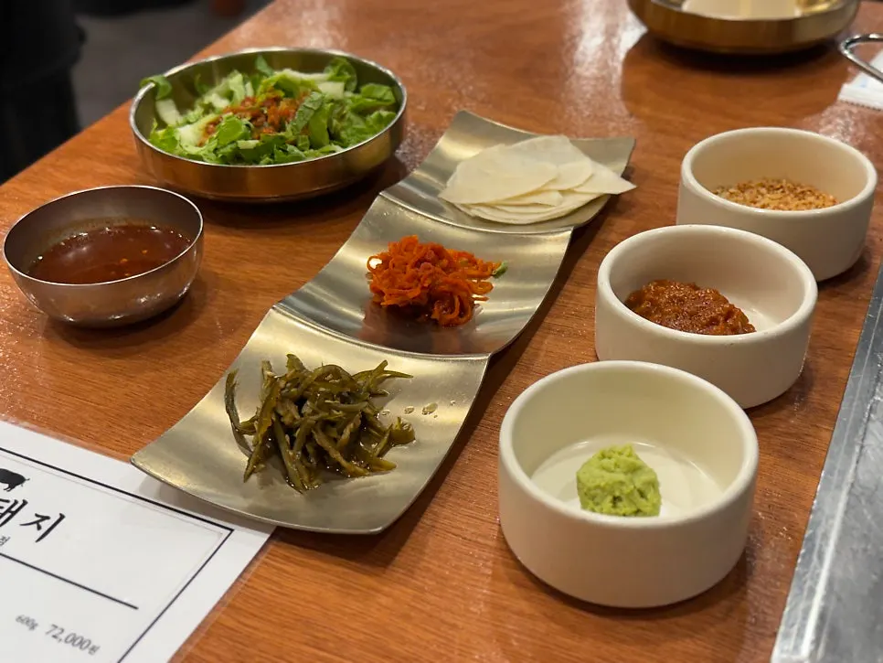 Banchan spread at Nopo Dwaeji Aewol