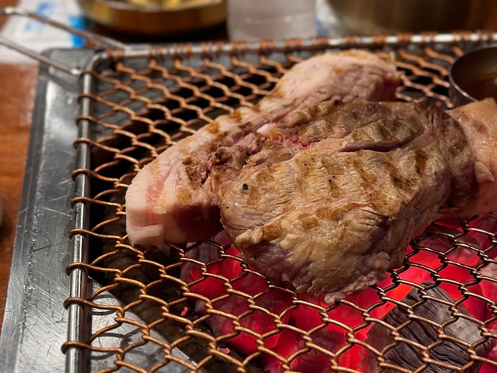 Thick pre-seared black pork geun-gogi
