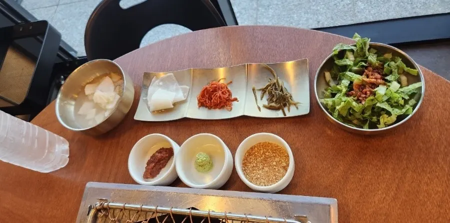창밖으로 보이는 제주 돌담길