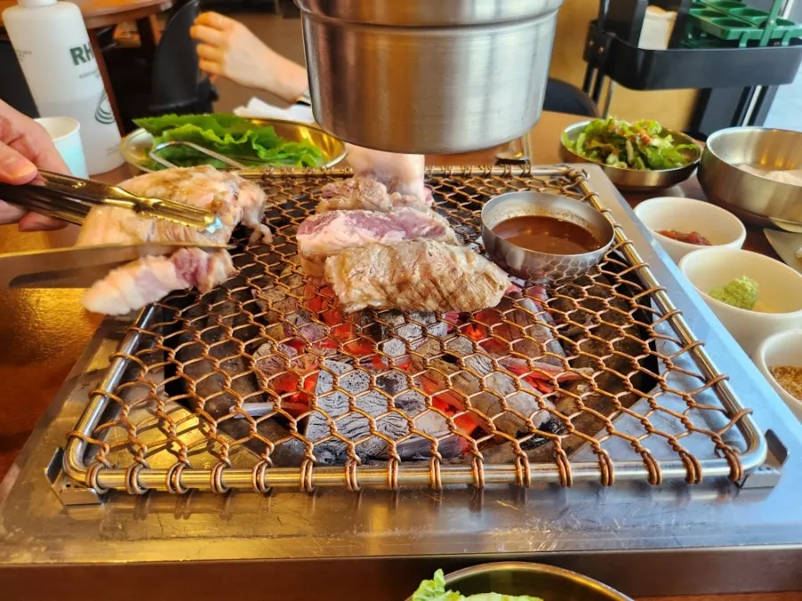 셀프바에서 담아온 상추와 깻잎, 마늘, 고추
