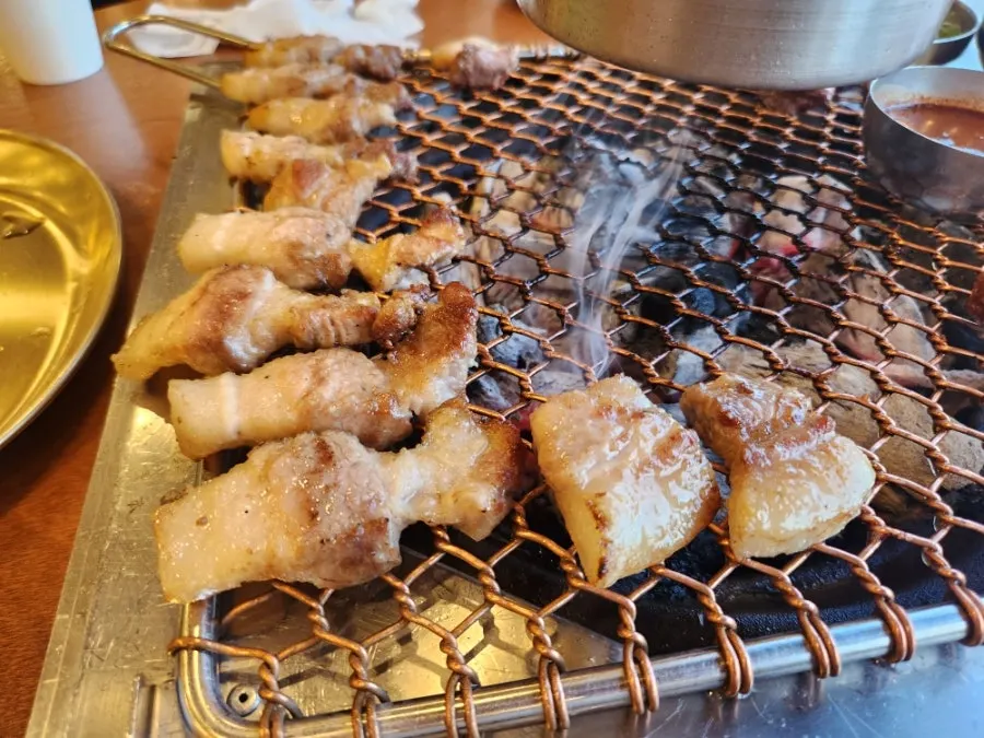알맞게 구워진 흑돼지 목살과 삼겹살