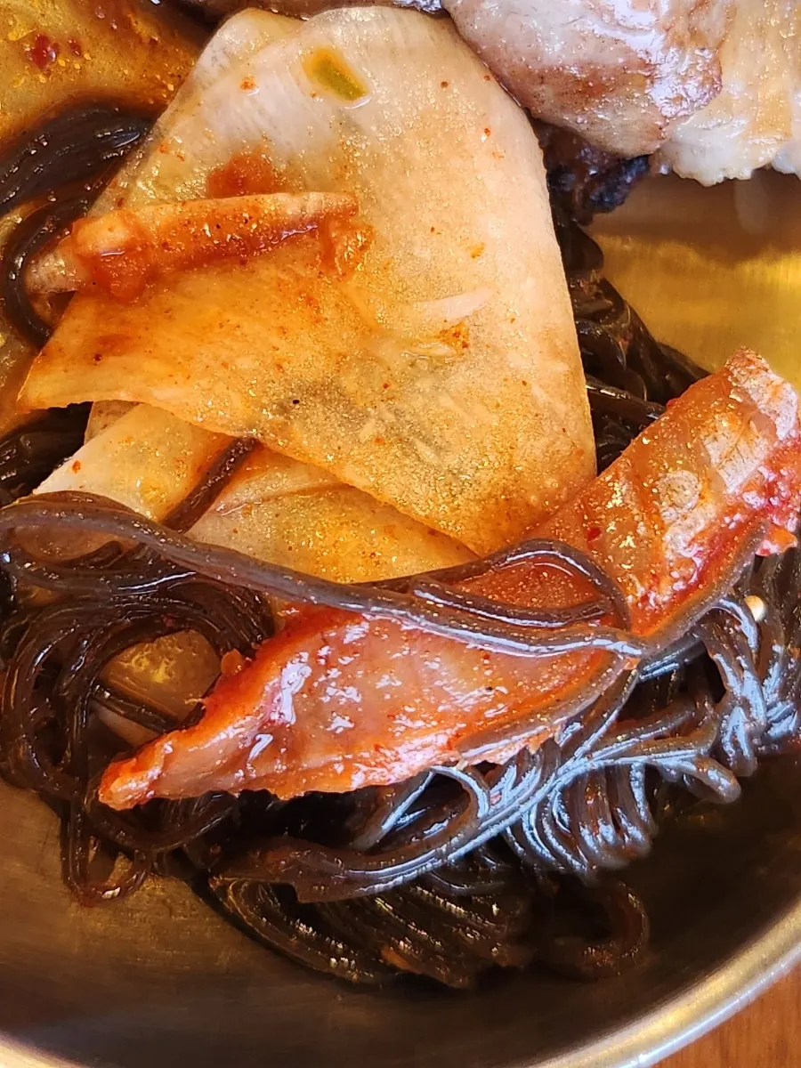 명태회가 올라간 비빔회냉면