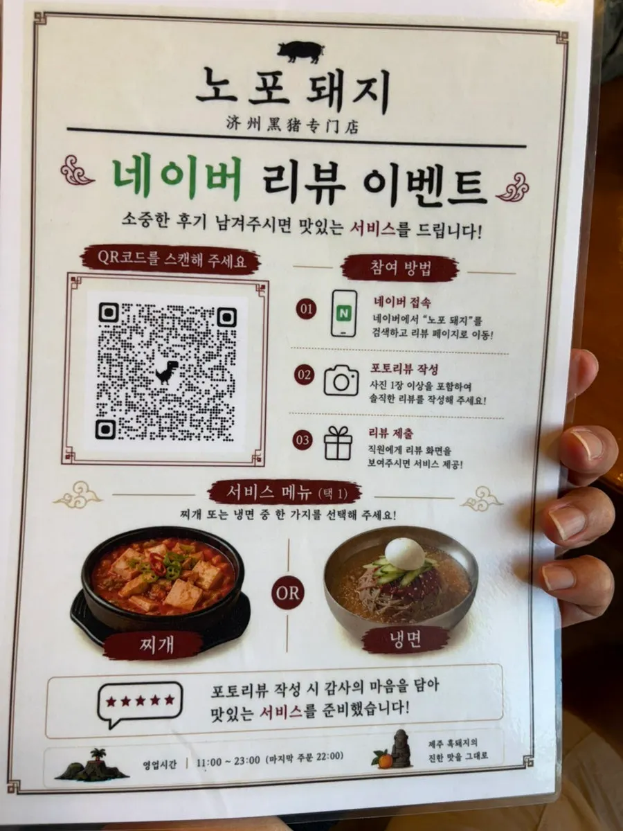 등받이 의자와 소파식 좌석이 있는 홀
