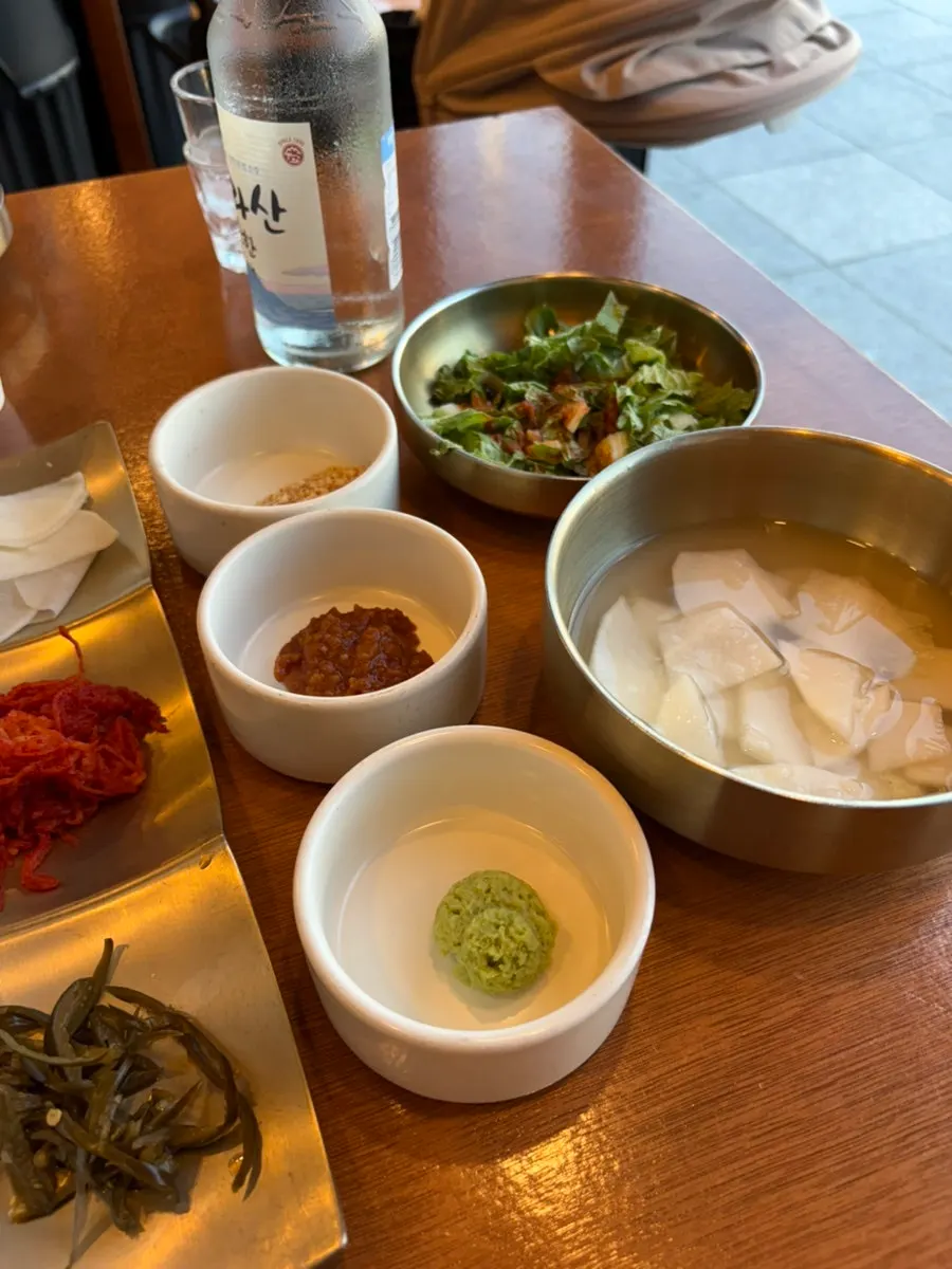 고기 굽기 전 불판과 상차림
