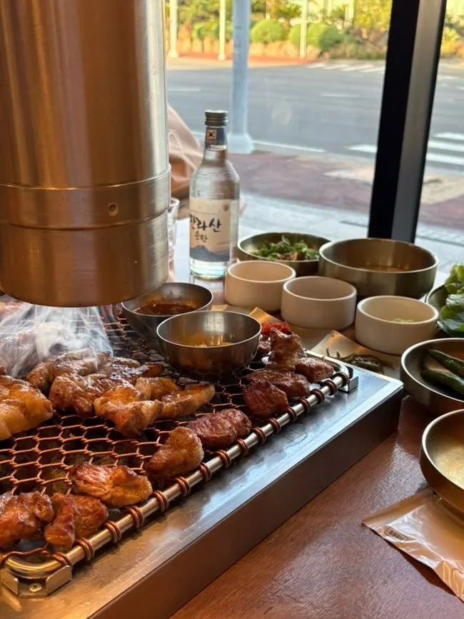 불판에 올려진 흑돼지 근고기 600g