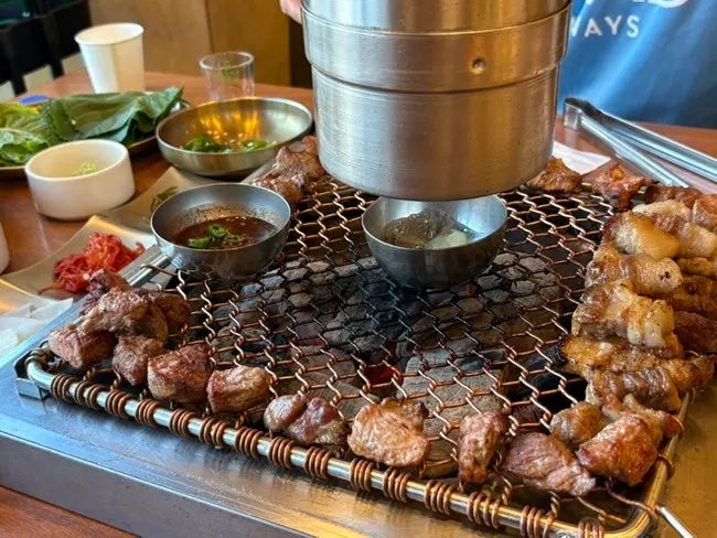 숙성 목살과 삼겹살 굽는 모습