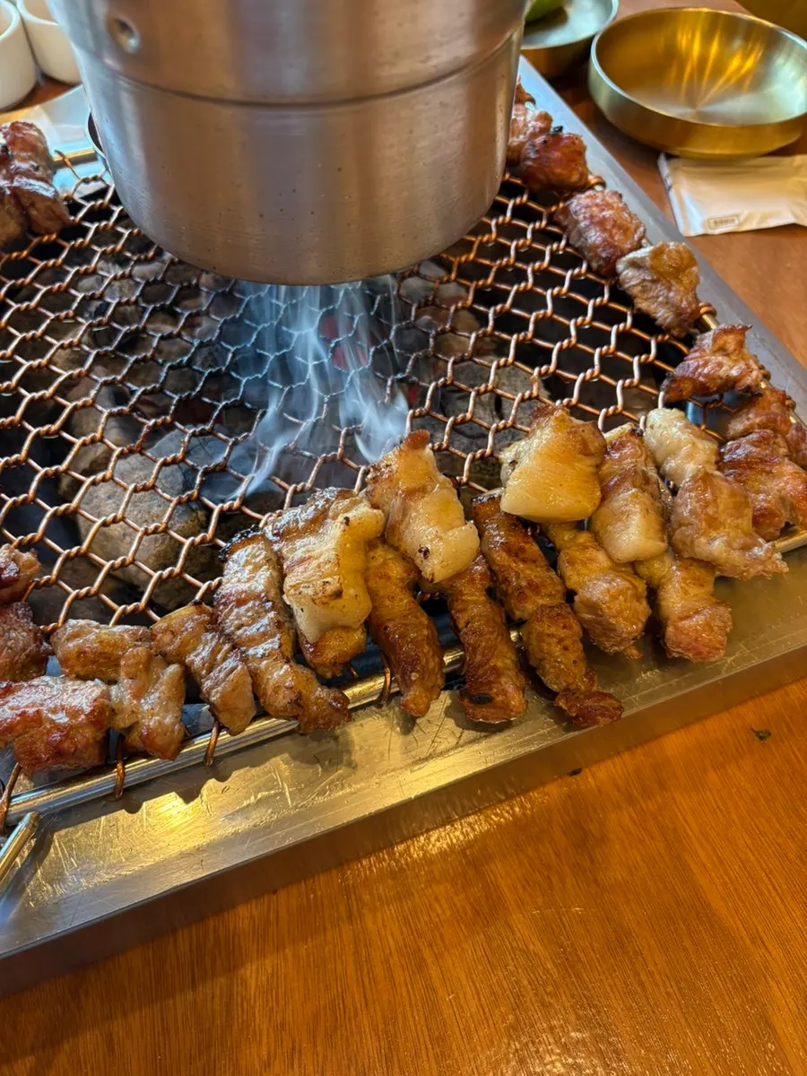 노릇하게 익어가는 흑돼지 근고기