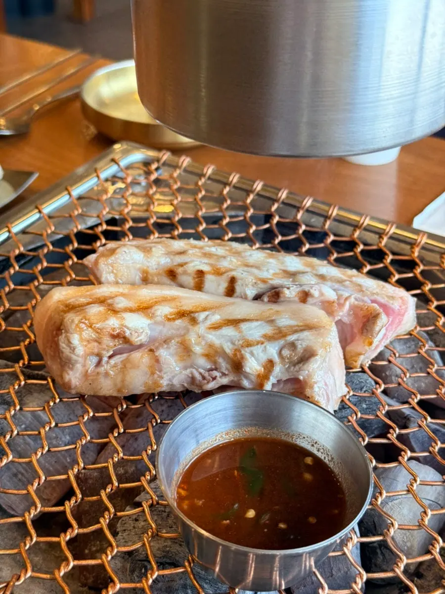 Self-service side-dish corner at Nopo Dwaeji Aewol