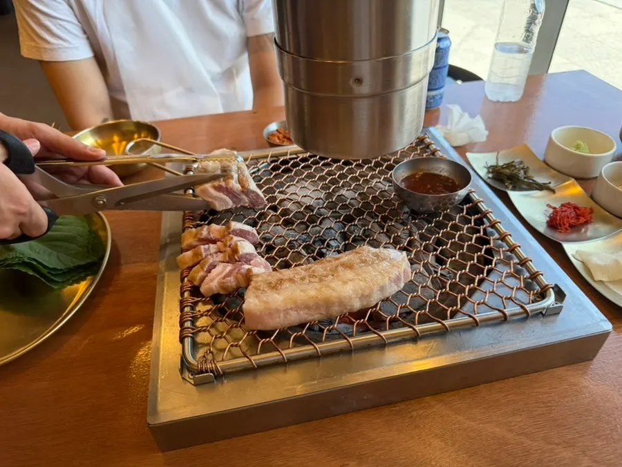 숯불에 다시 굽는 초벌 흑돼지 삼겹살