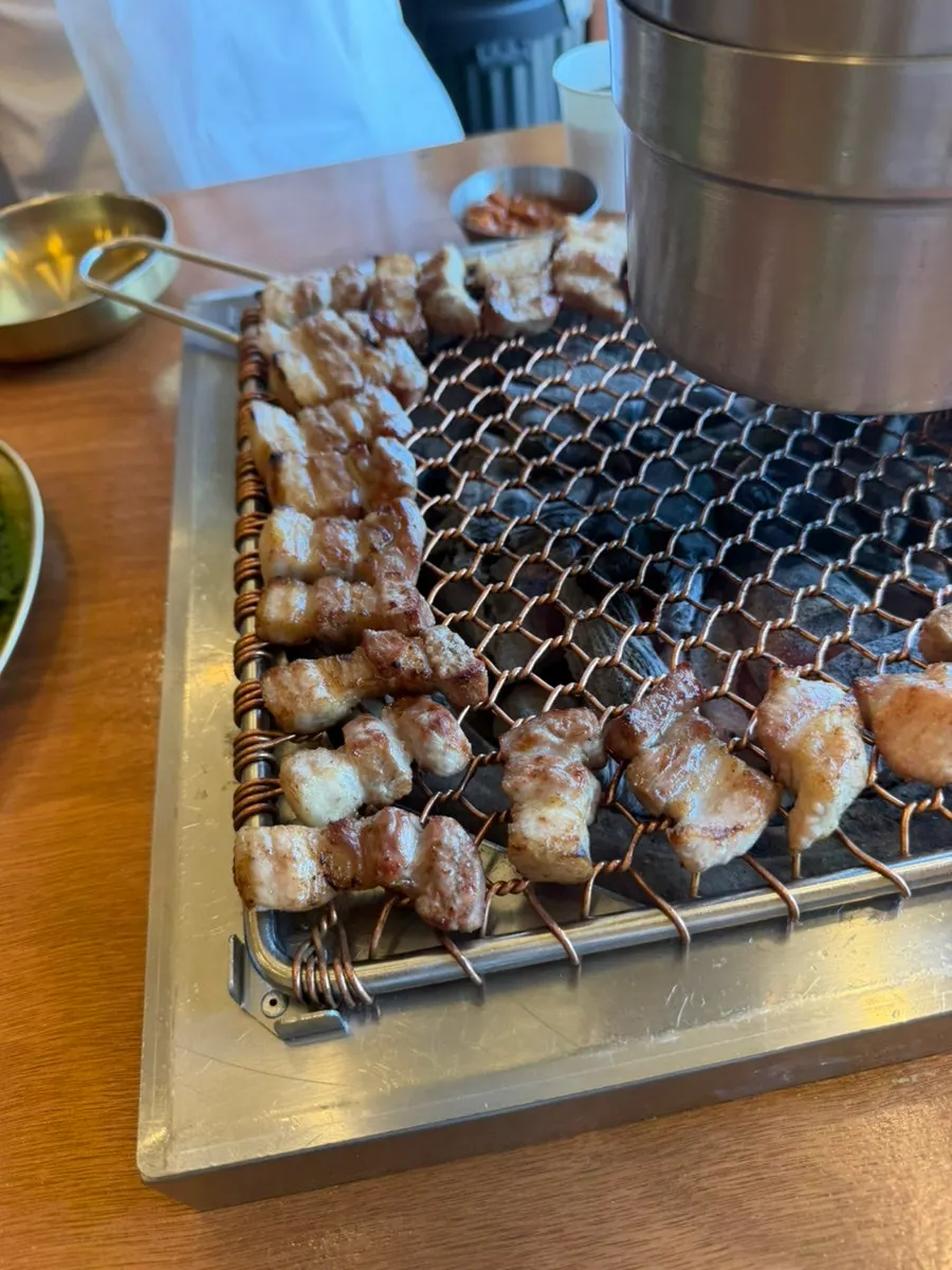 두툼하게 구워진 흑돼지 삼겹살