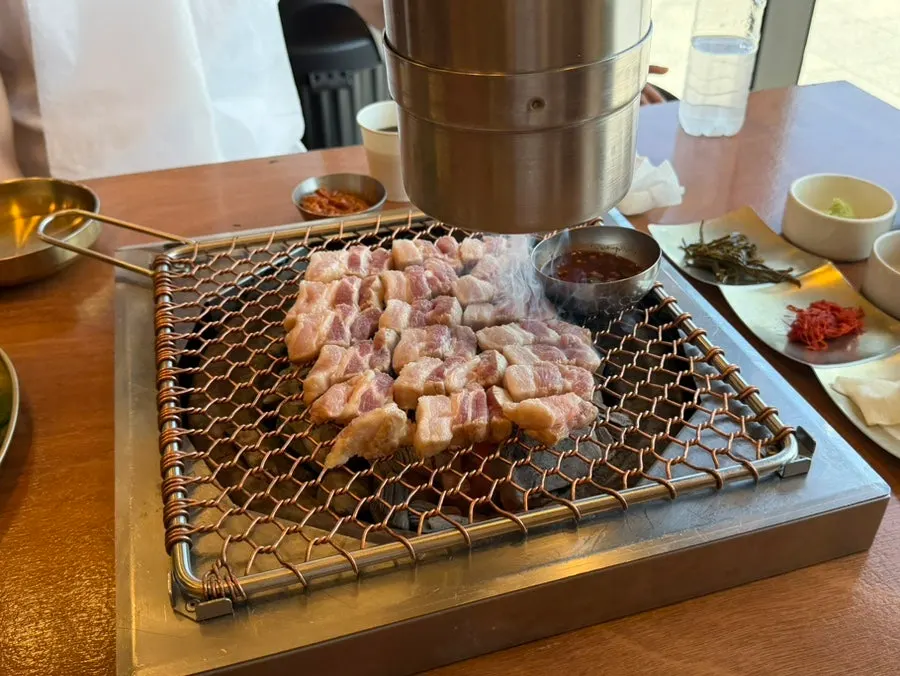 직원이 구워주는 흑돼지 삼겹살