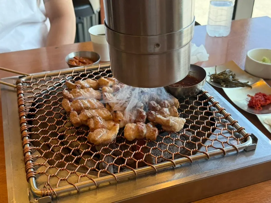 숯불 불판 위 흑돼지 구이