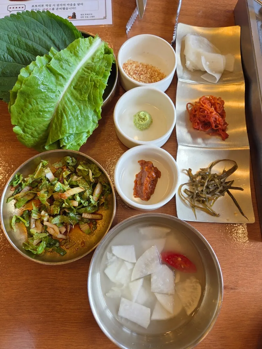 점심 2인세트가 적힌 메뉴판