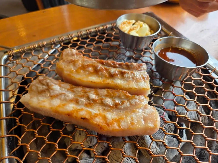 생와사비가 포함된 기본 반찬 한 상