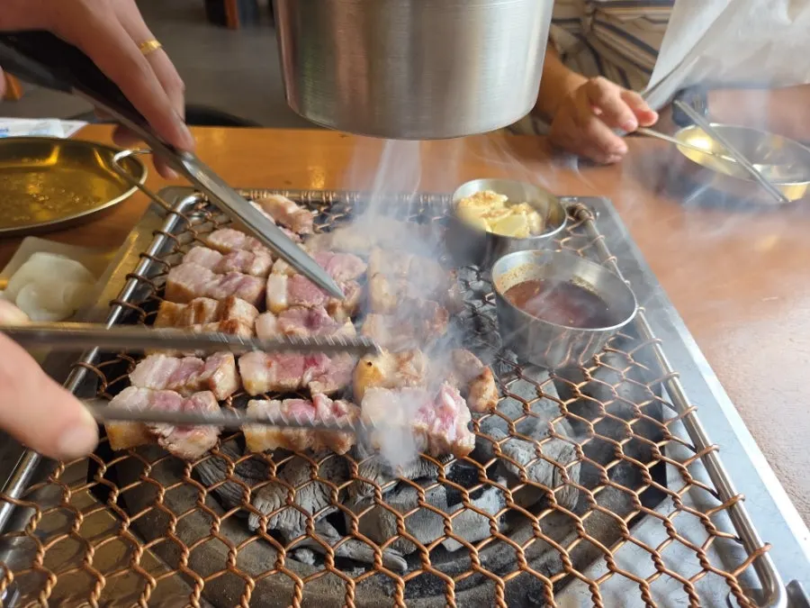 두툼한 숙성 흑돼지 근고기 삼겹살