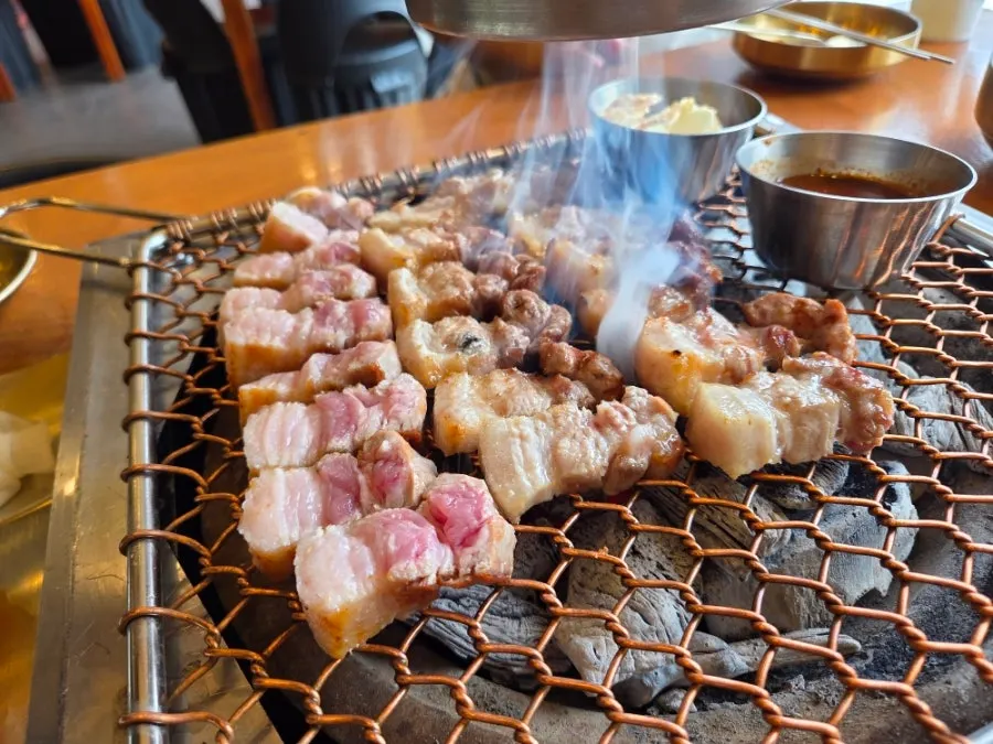 불판에 올라간 흑돼지 근고기