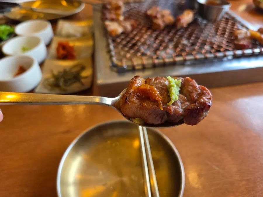 쌈에 흑돼지와 생와사비 올린 모습