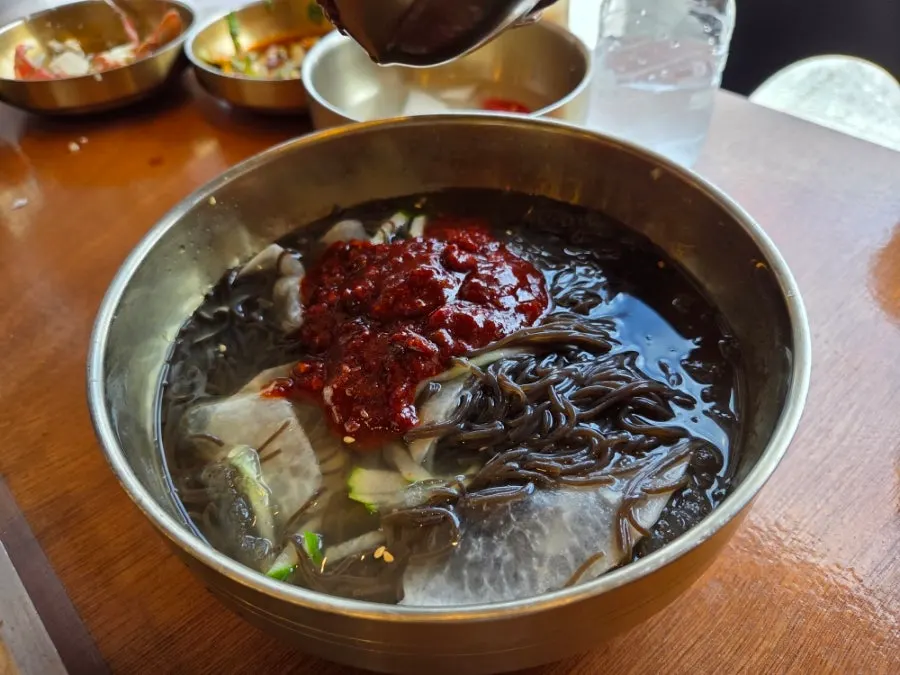 양념장을 추가로 부은 물냉면
