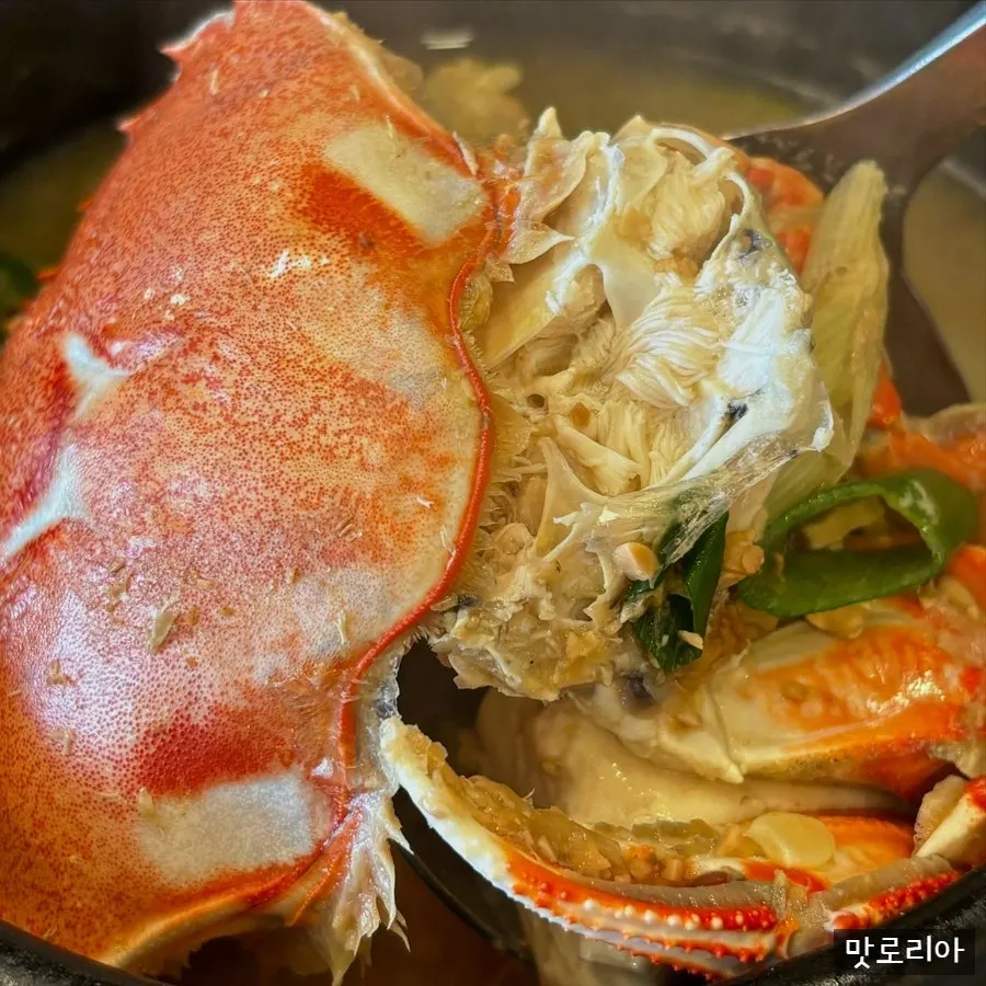 Cận cảnh canh doenjang cua vàng cay nồng