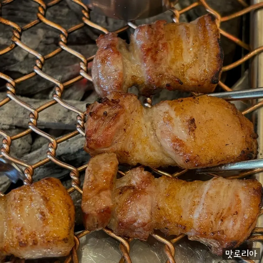 Cận cảnh thịt ba chỉ heo đen nướng vàng ươm