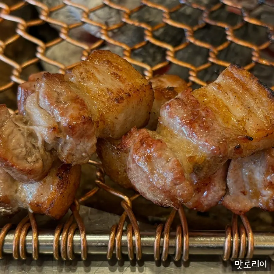 Thịt ba chỉ heo đen đặt trên rau cuốn