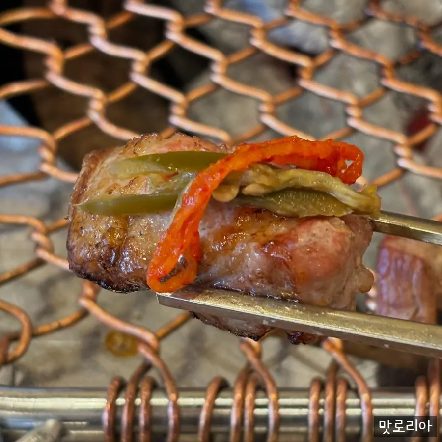 Miếng thịt đen chấm muối vụn bánh mì