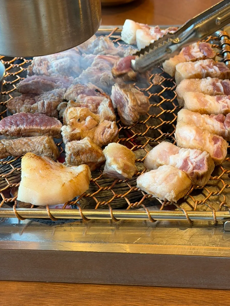 노릇하게 익어가는 흑돼지 삼겹살