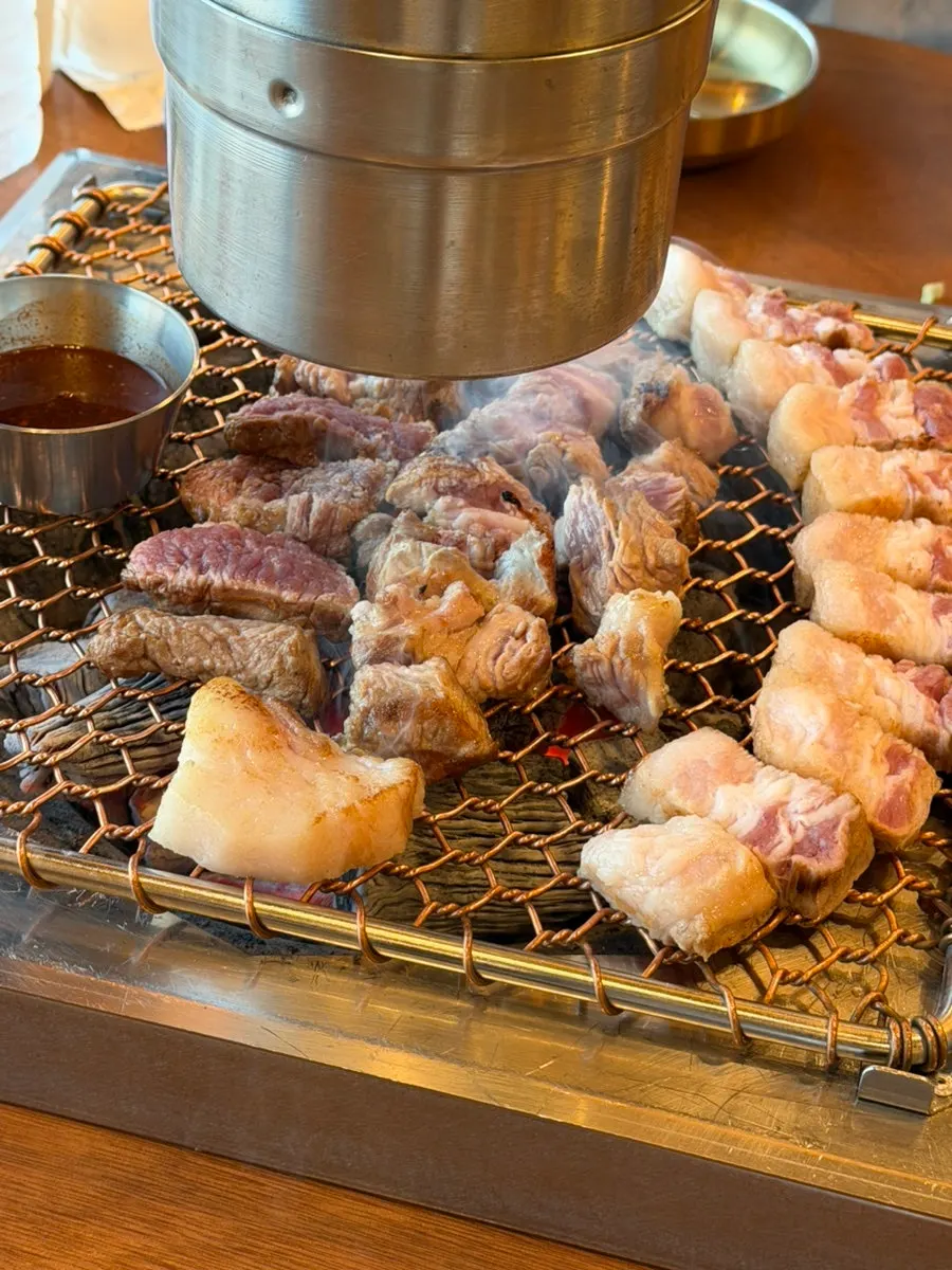 먹기 좋게 잘린 흑돼지 구이