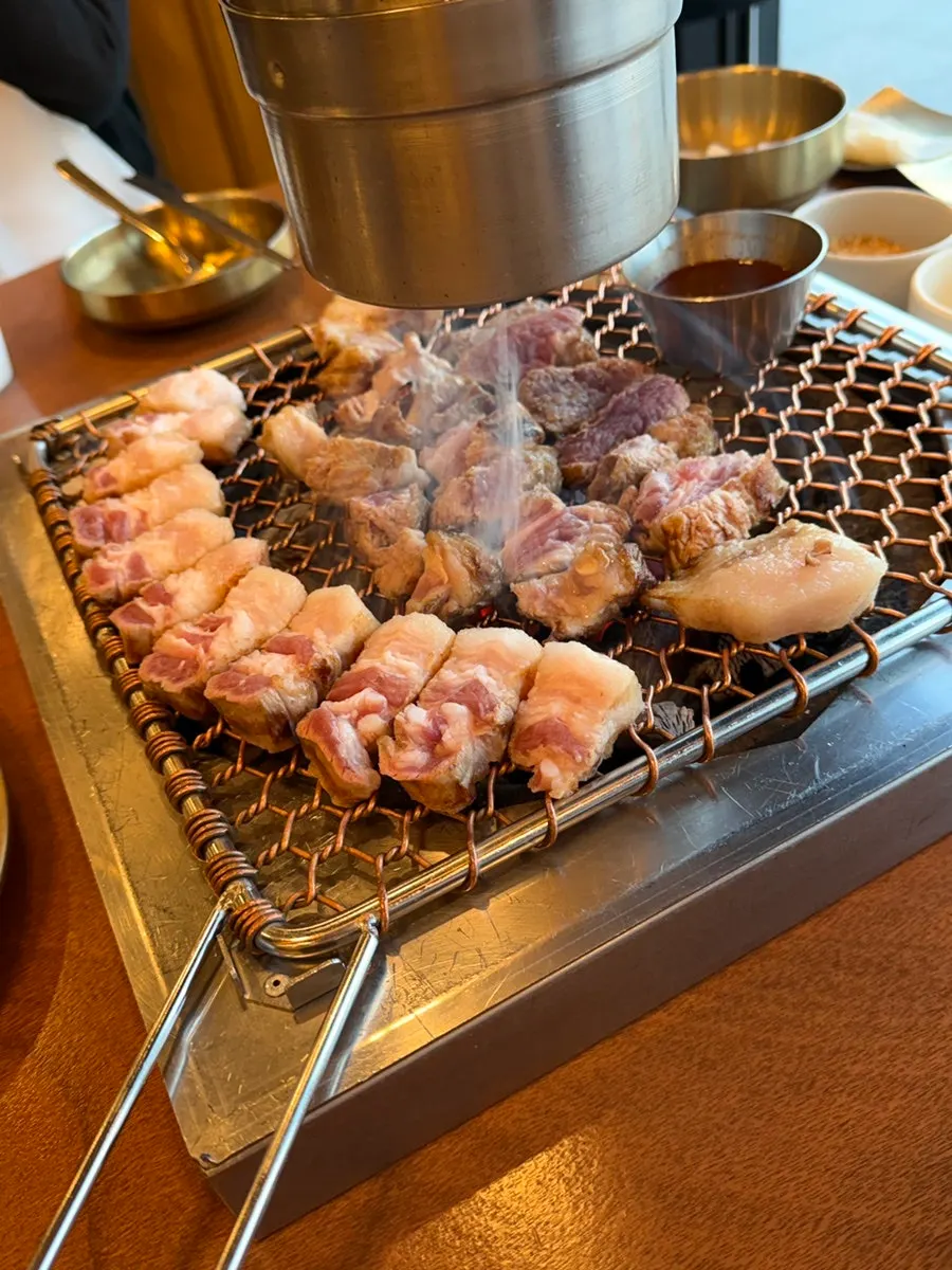 숯불 향이 입힌 흑돼지 목살 구이