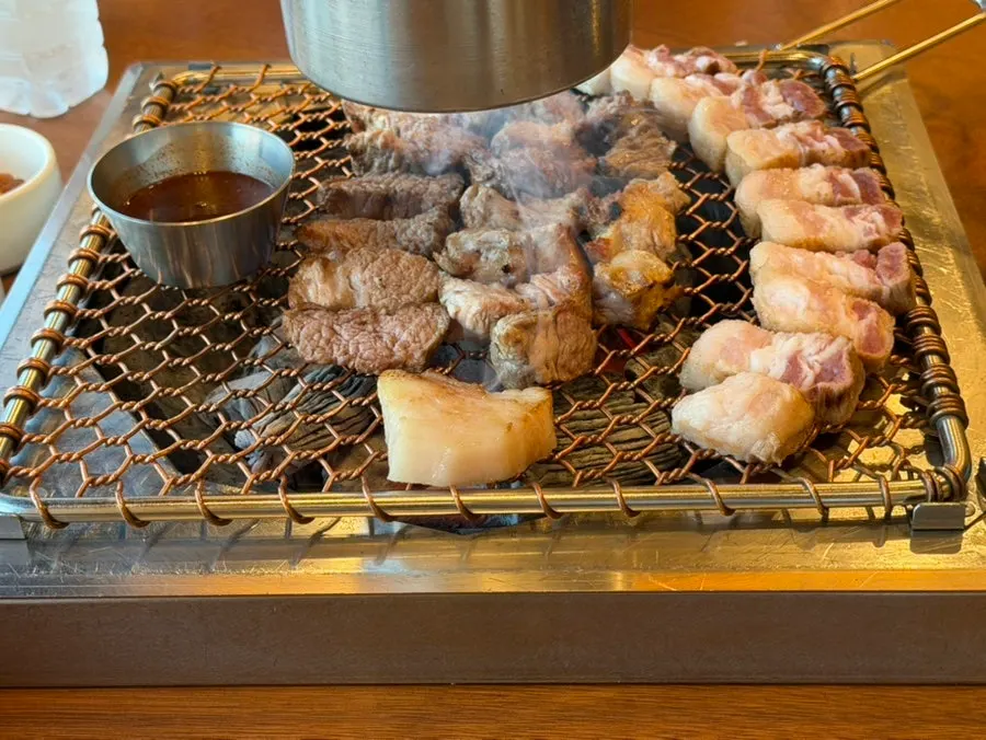불판 위에서 끓고 있는 멜젓