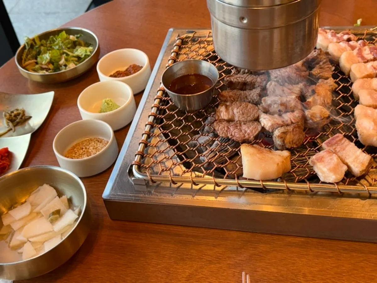 멜젓에 찍어 먹는 흑돼지 근고기
