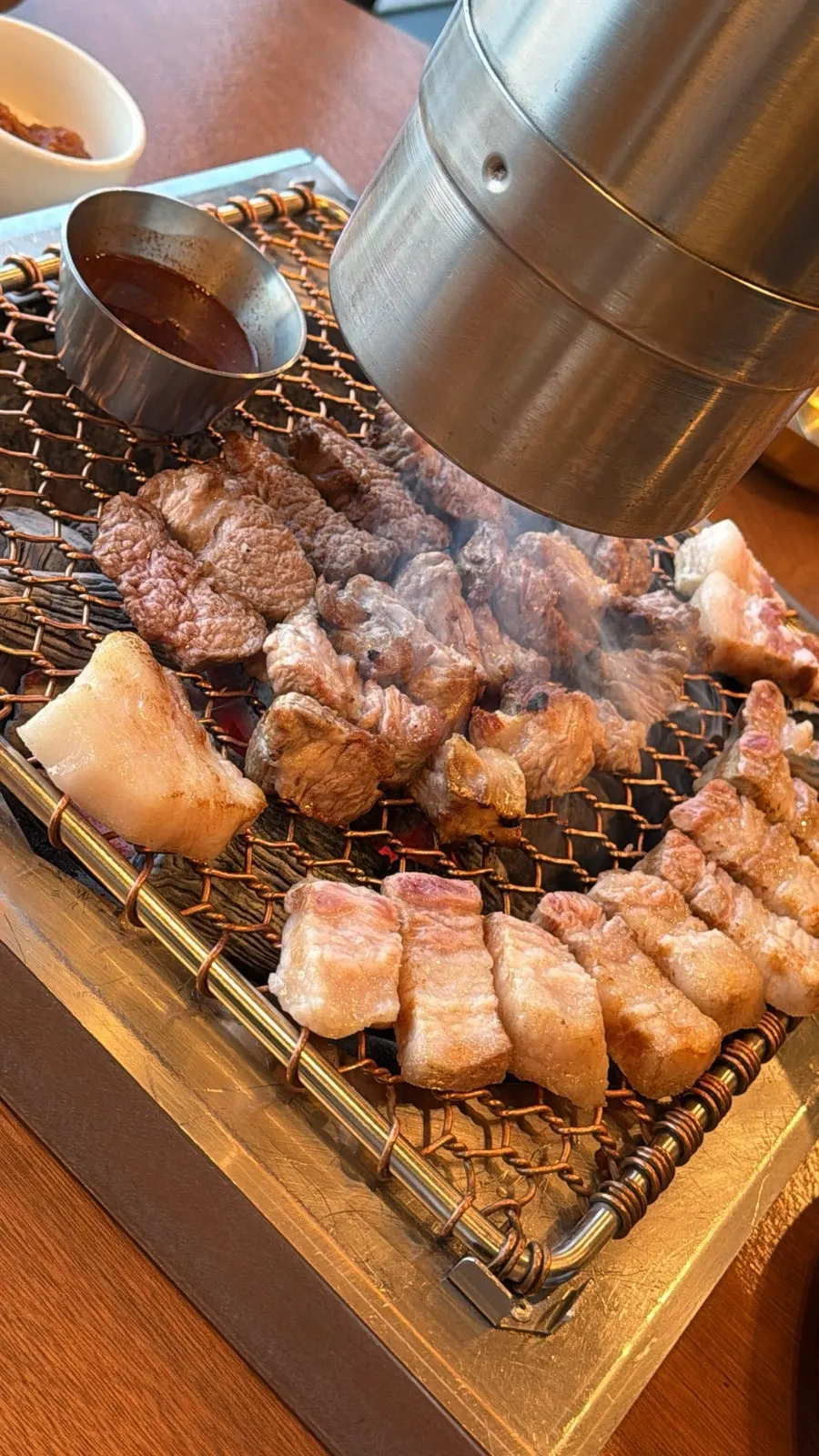 멜젓과 함께 차려진 흑돼지 구이 상