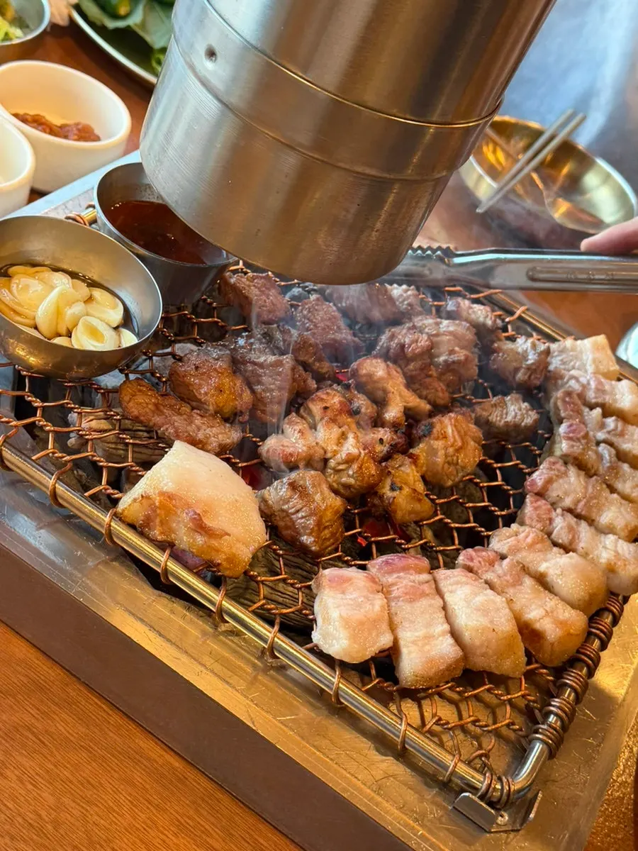 흑돼지 구이와 곁들임 찬