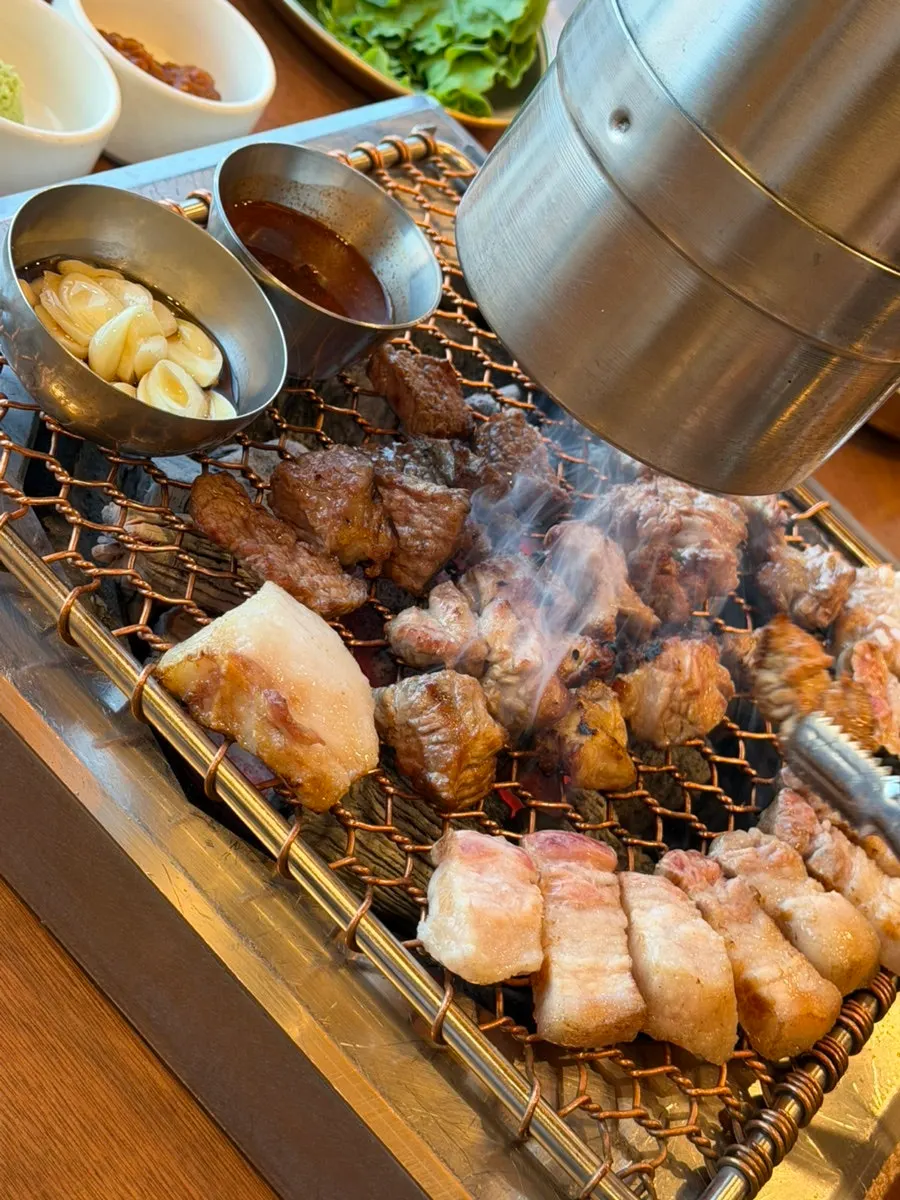 구워진 흑돼지와 멜젓 클로즈업
