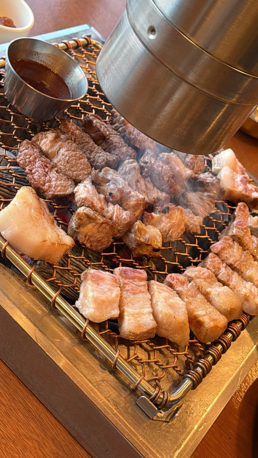 흑돼지 한 점을 집어 든 모습