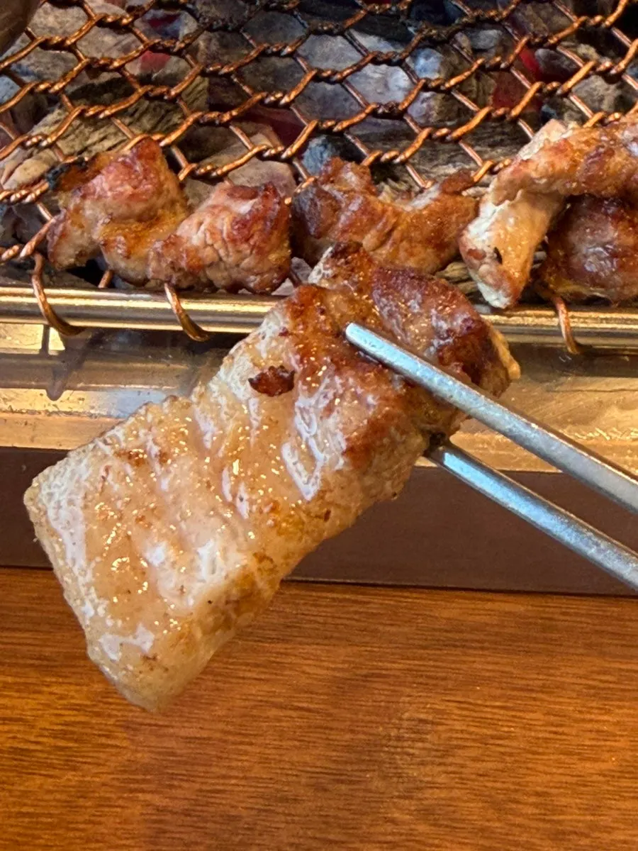 셀프바에서 담아 온 채소와 반찬 접시